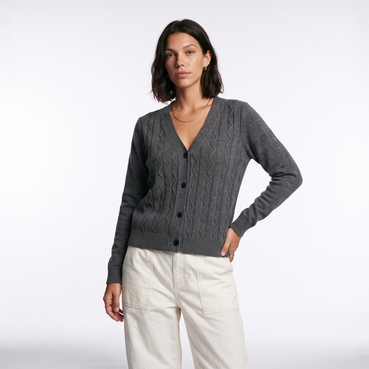 cardigan à manches longues avec fermeture boutonnée, sur modèle