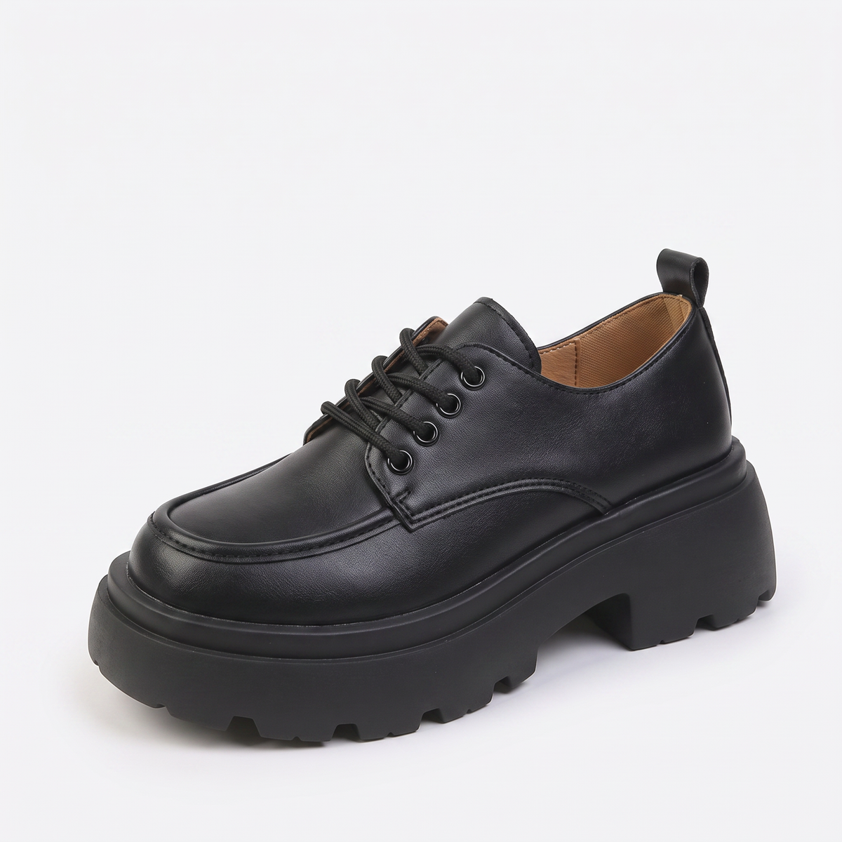 Mocassins plates-formes lacets en cuir, modèle portant les chaussures