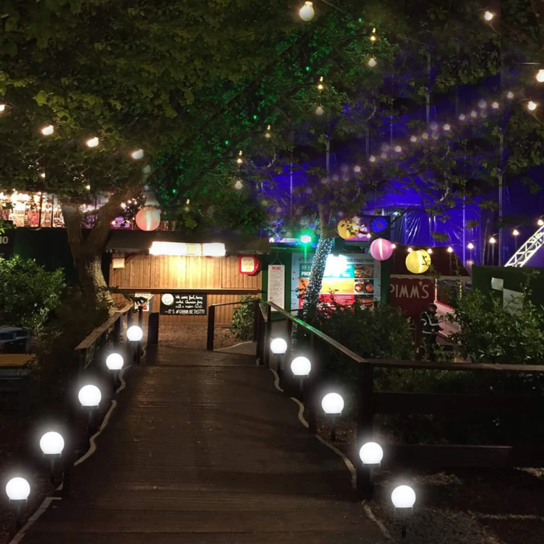 Ambiance lumineuse solaire dans un jardin le soir
