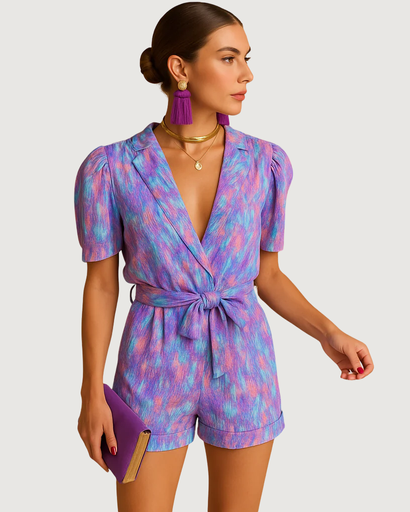 Combishort femme avec ceinture nouée et coupe flatteuse