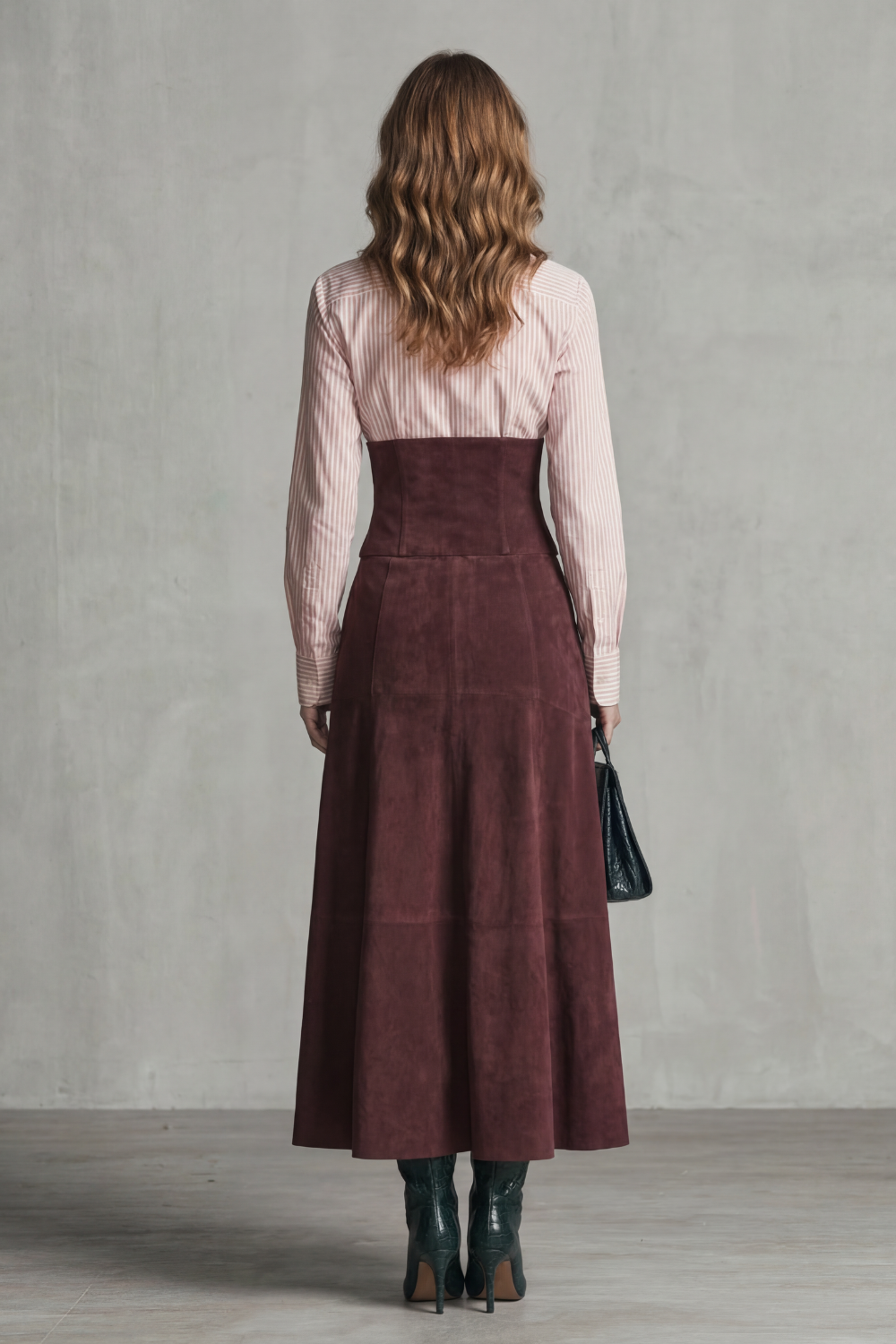 Jupe maxi rouge profond taille corset, porté en situation