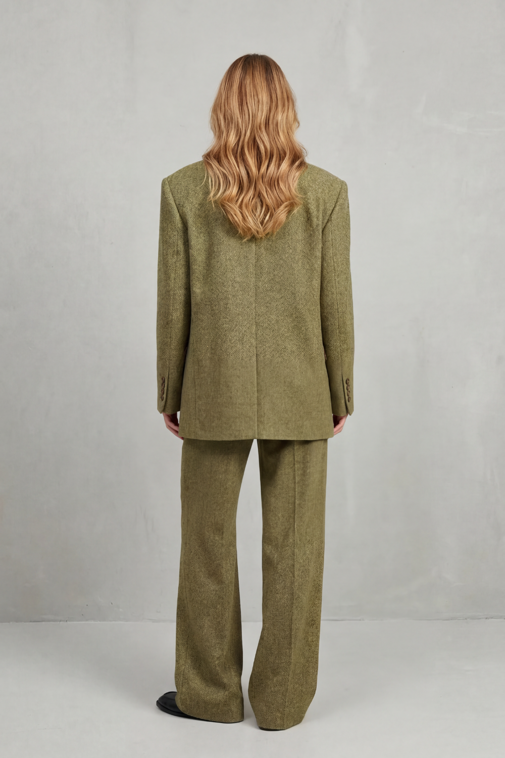 Ensemble tailleur vert olive, porté en situation