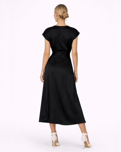 Robe Longue Satinée à Taille Nouée et Coupe Croisée Élégante