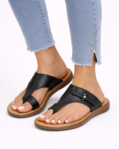 Sandales femme style entre-doigt à large bride avec détail sangle décorative et semelle plate