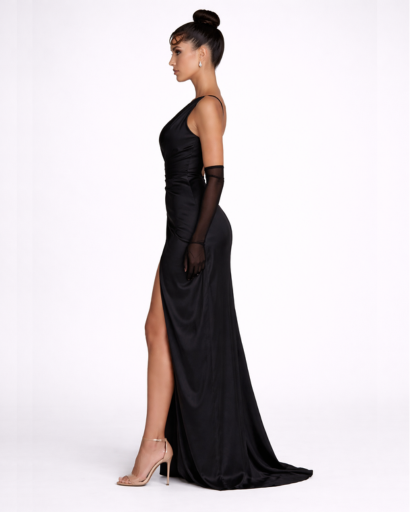 Robe longue satinée asymétrique une épaule avec fente et drapé