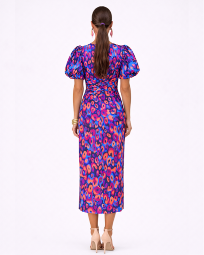 Robe midi imprimée – décolleté V, manches bouffantes et drapé froncé à la taille