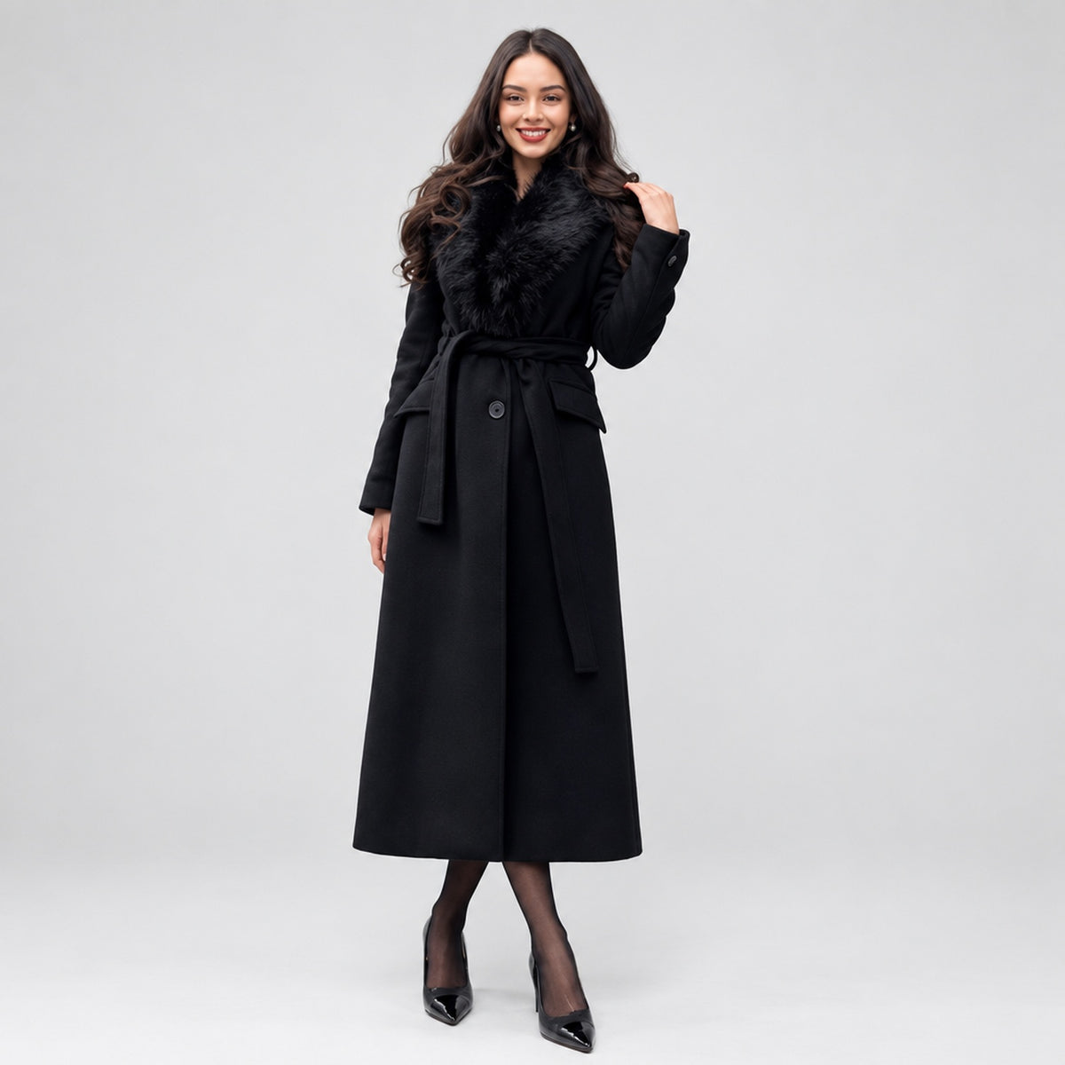 manteau maxi noir, col fausse fourrure, photo studio sans accessoires