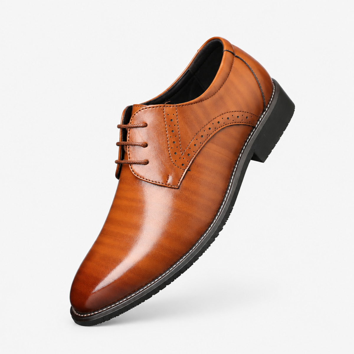 Chaussures de ville homme en cuir cognac, vue de profil sur fond studio blanc