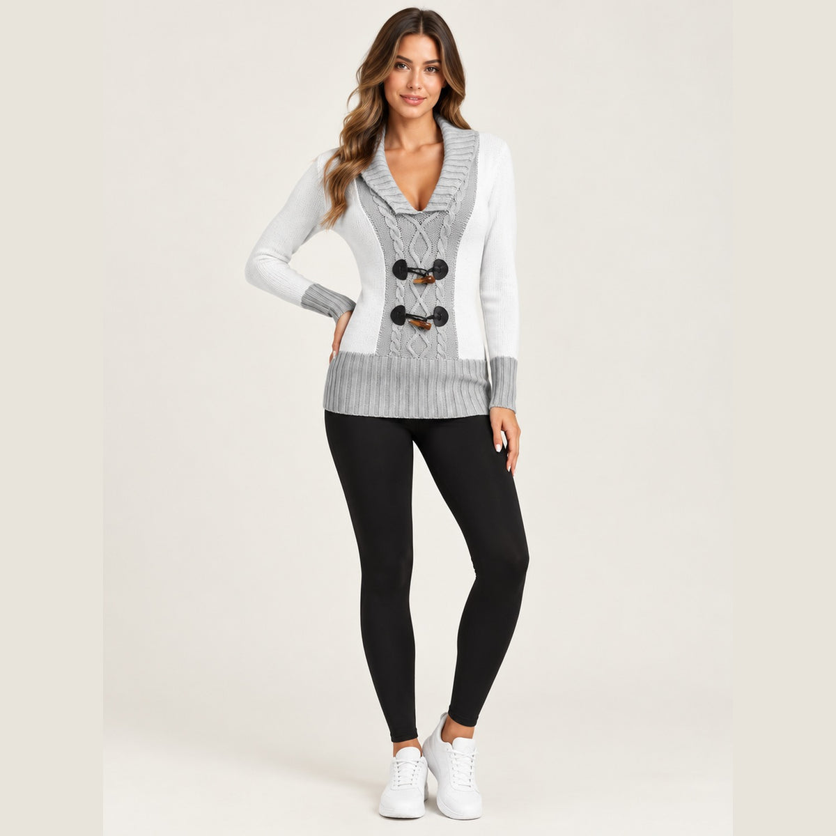 Mannequin portant l'ensemble pull bicolore gris clair et legging fourré en studio