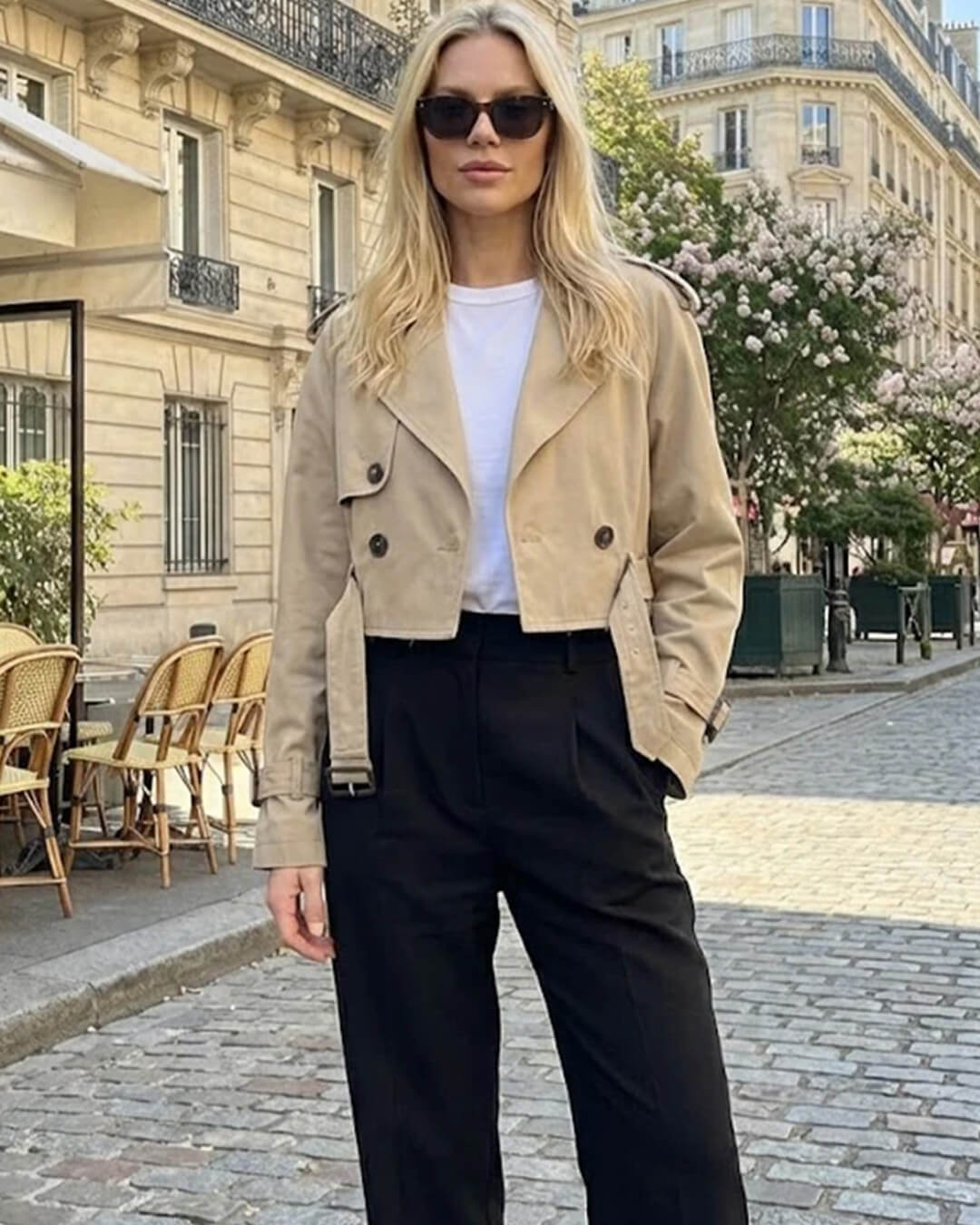 Trench-coat court femme, détail ceinture et coupe