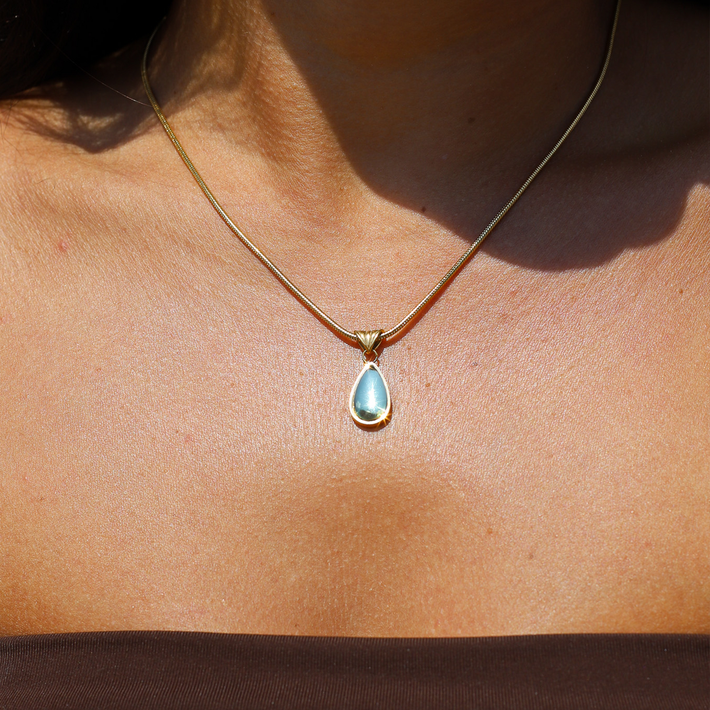 Collier pendentif goutte pierre verte, finition dorée