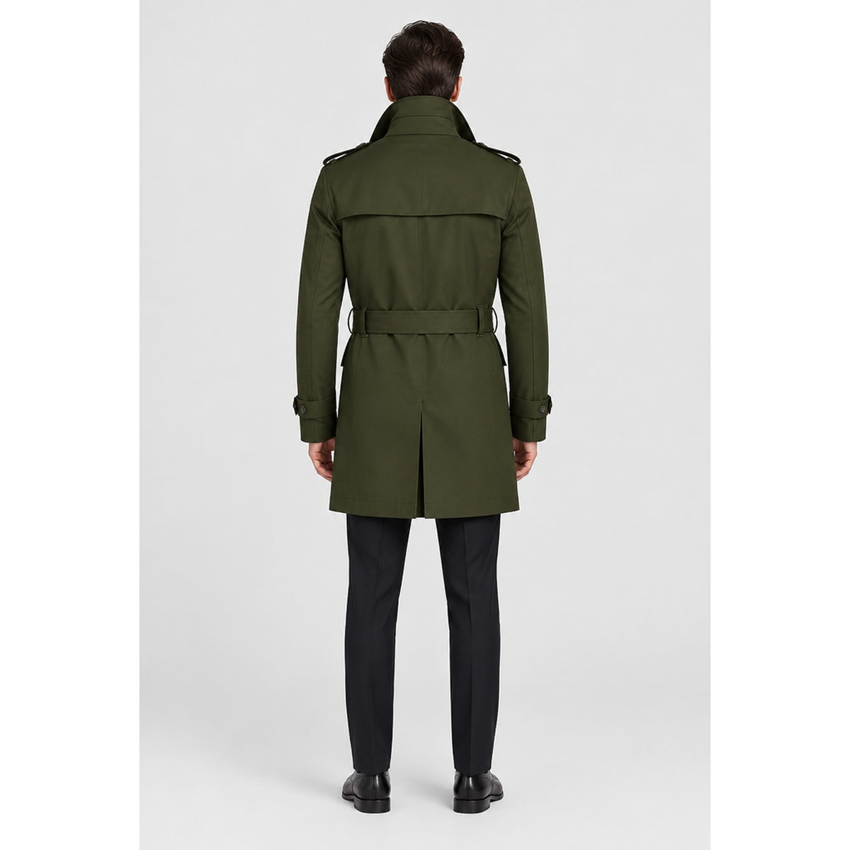Trench-coat homme vert mi-long porté par un modèle, vue de dos, studio professionnel