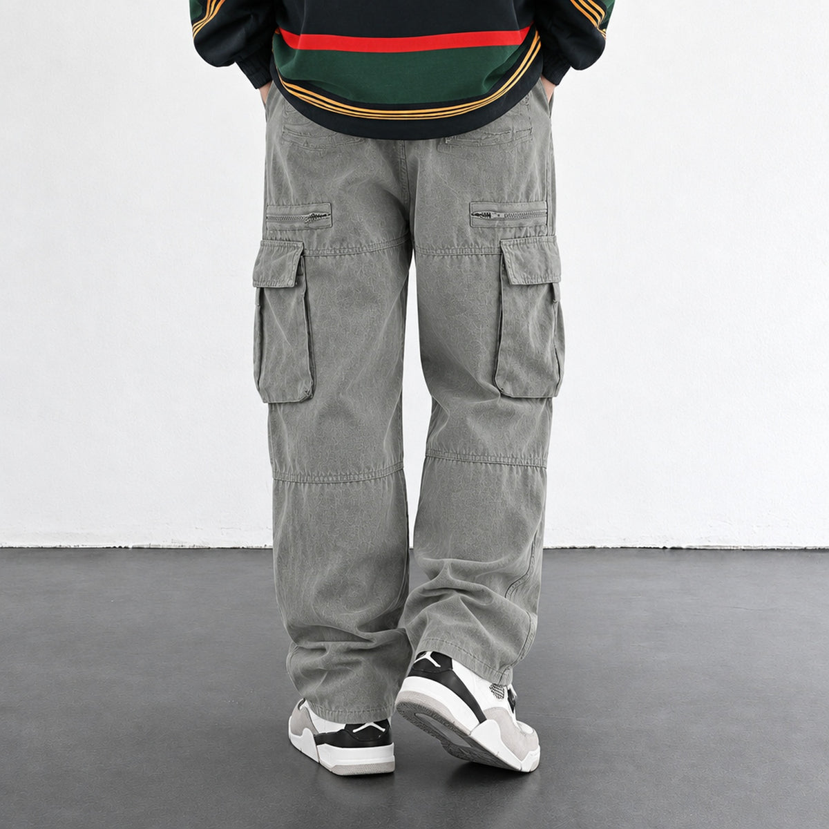 Pantalon cargo homme gris, vue de dos streetwear avec sneakers