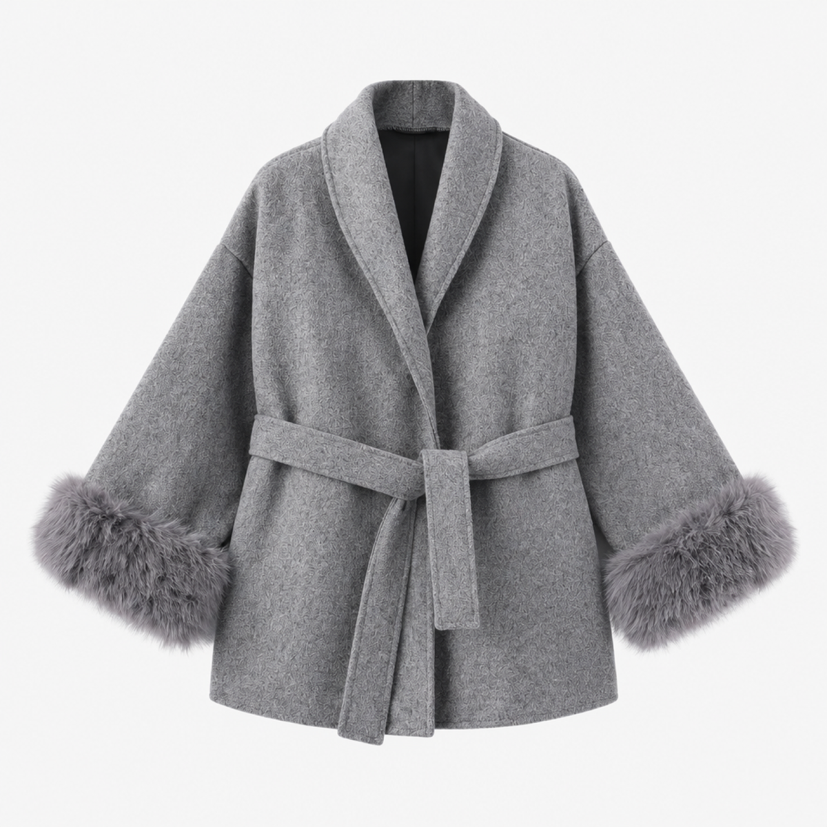 Manteau en fausse fourrure gris chiné, coupe oversize, manches amples et ceinture à nouer, vue studio