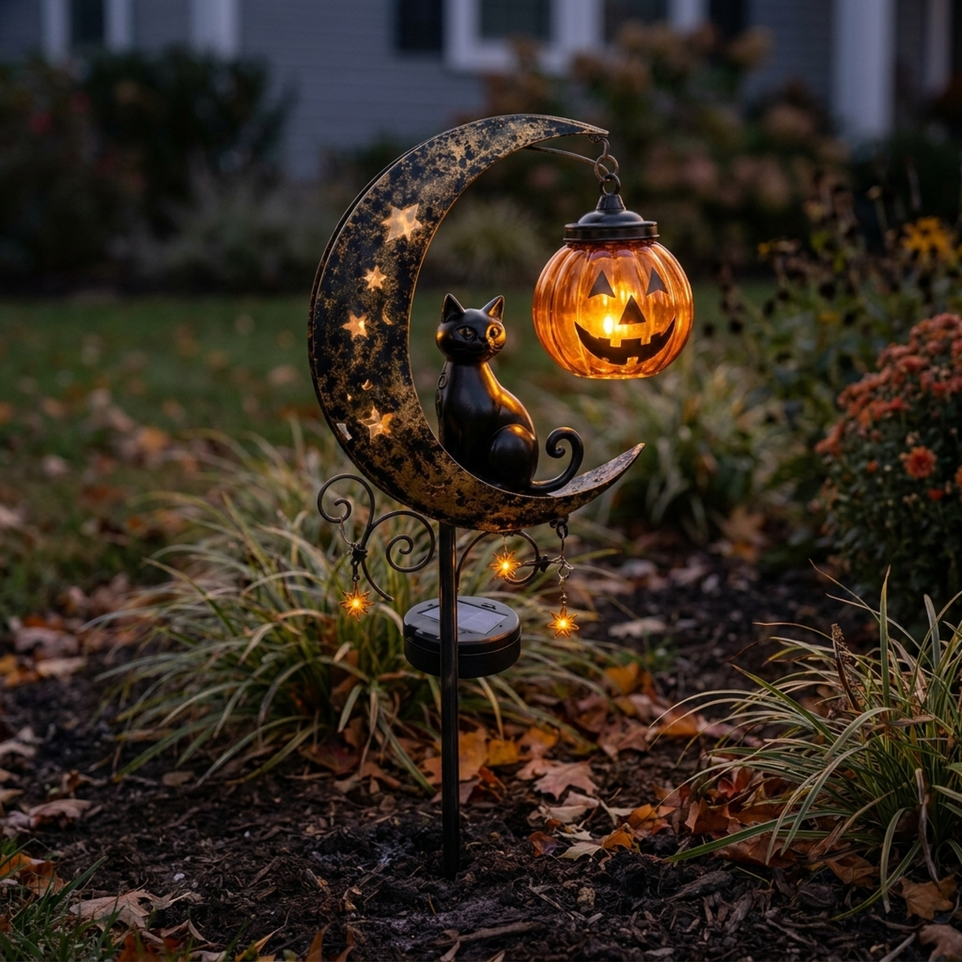 Piquet citrouille et lune installé dans un jardin la nuit