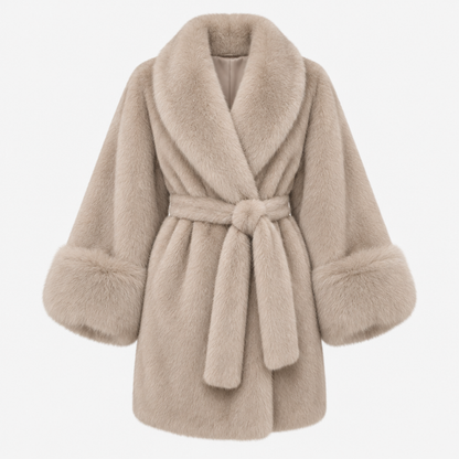 Manteau en fausse fourrure beige camel, coupe oversize, manches amples et ceinture à nouer, vue studio