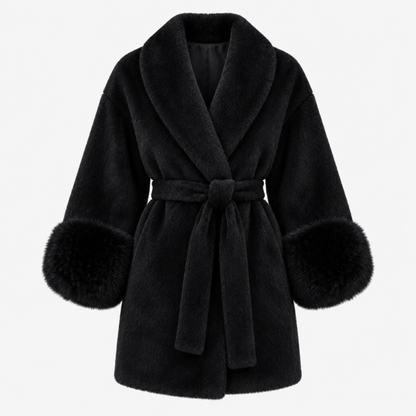 Manteau en fausse fourrure noir, coupe oversize, manches amples et ceinture à nouer, vue studio