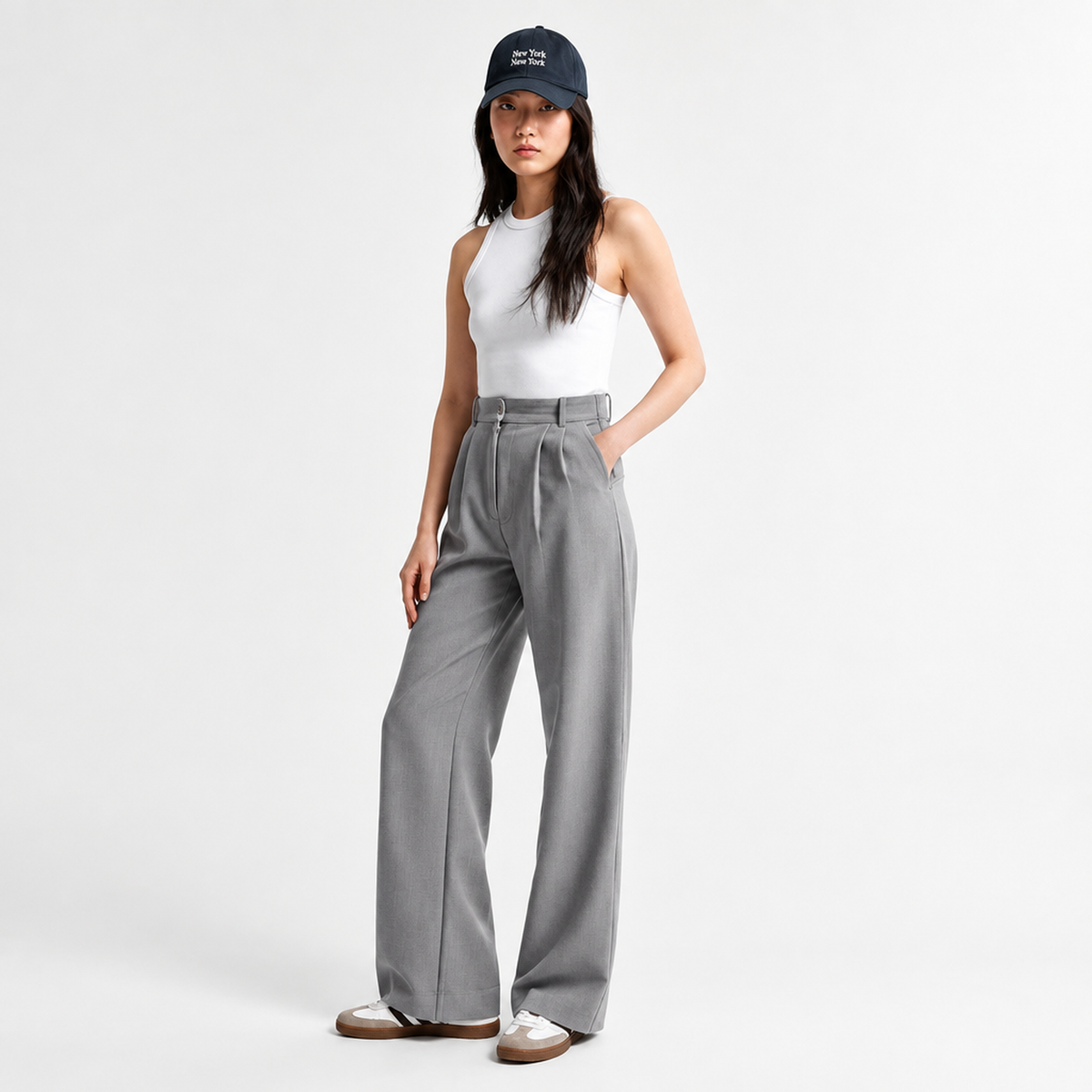 Pantalon large taille haute femme en gris, vue de face avec plis marqués et coupe fluide