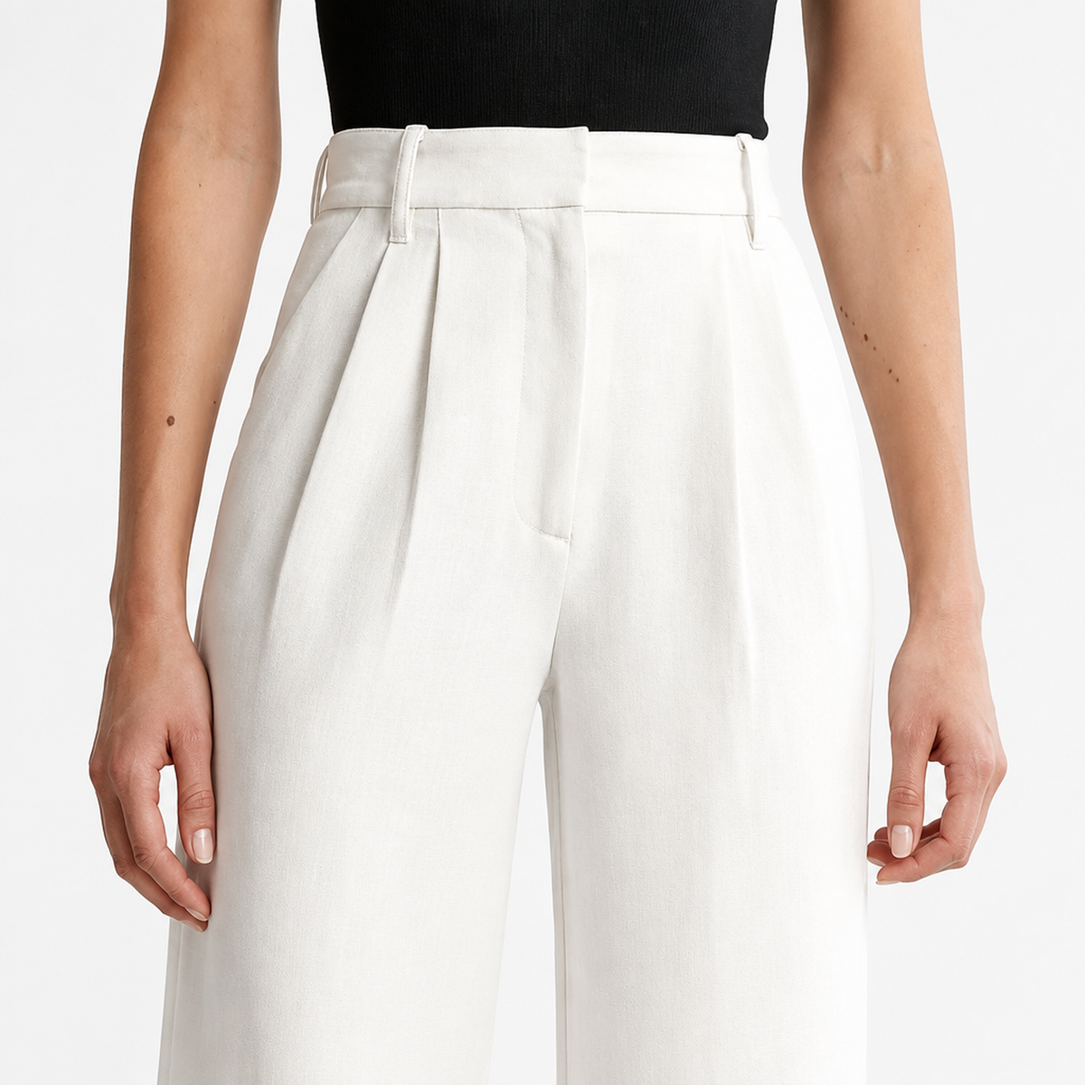 Pantalon large taille haute femme en blanc, gros plan sur la taille haute et le passant de ceinture