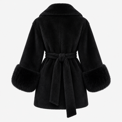 Manteau en fausse fourrure noir, vue de dos, ceinture nouée dans le dos