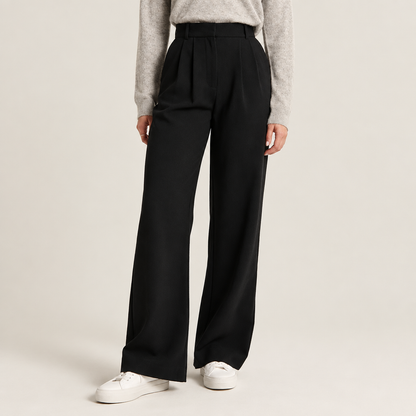 Pantalon large taille haute femme en noir, gros plan sur les pinces à la taille et la coupe ample