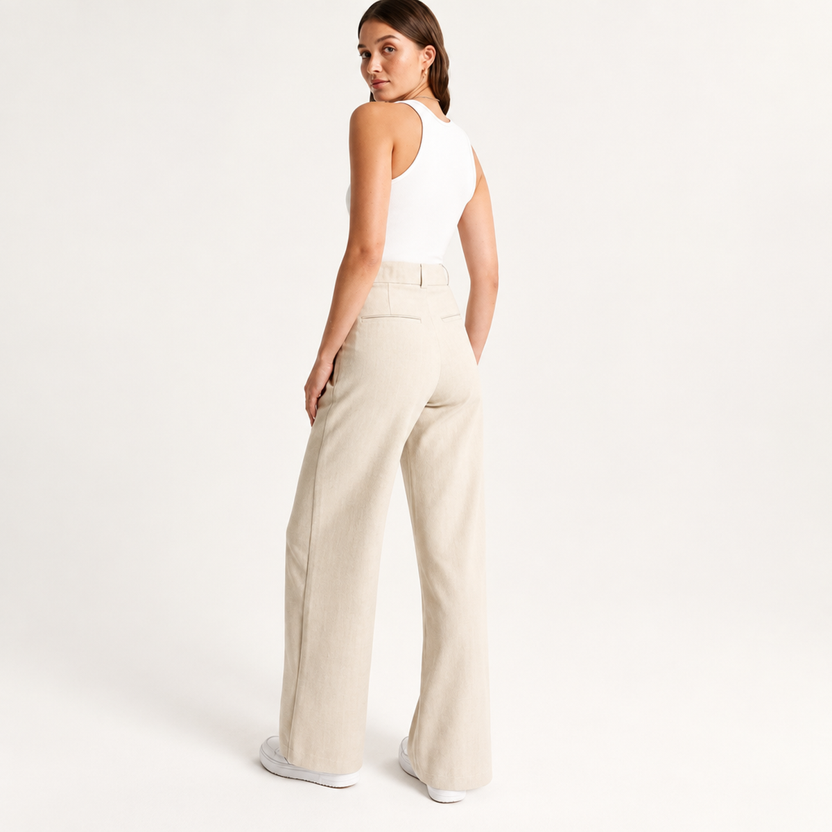 Pantalon large taille haute femme en beige, vue de dos mettant en valeur l'ampleur des jambes