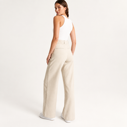 Pantalon large taille haute femme en beige, vue de dos mettant en valeur l'ampleur des jambes