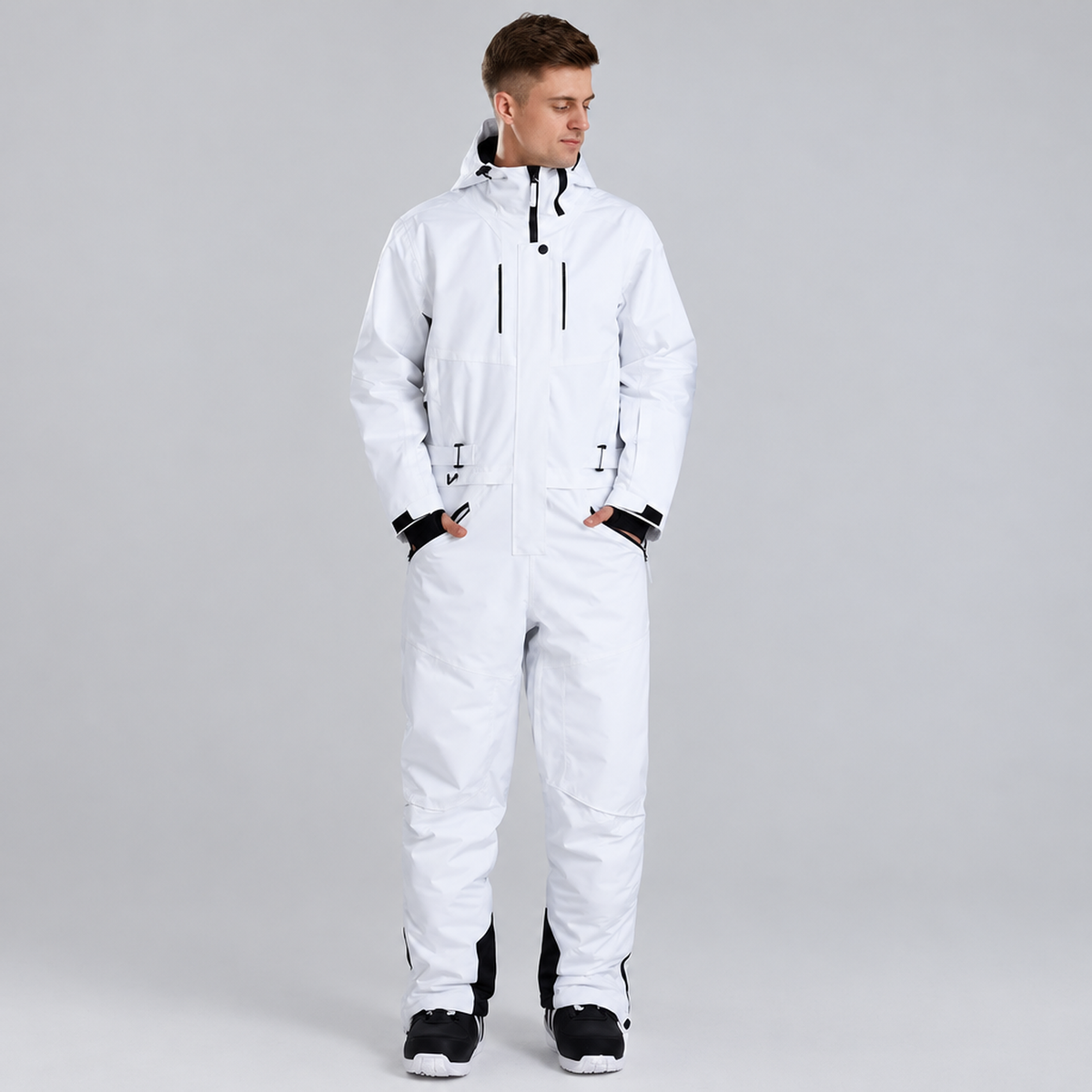 Combinaison de neige unisexe blanche à capuche, vue de face, portée par un modèle