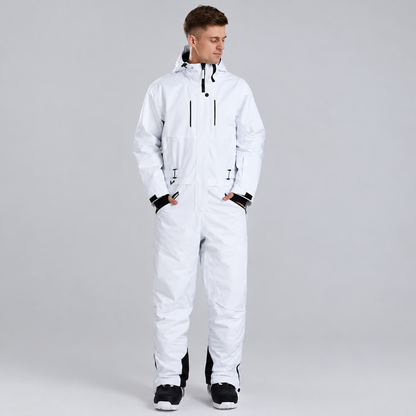 Combinaison de neige unisexe blanche à capuche, vue de face, portée par un modèle