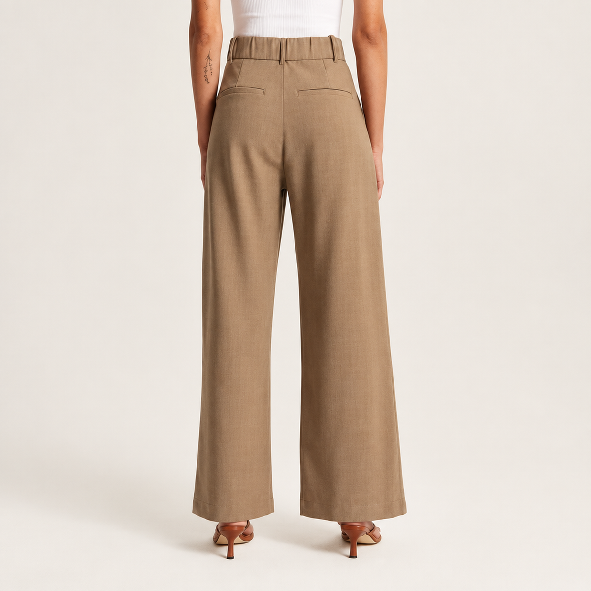 Pantalon large taille haute femme en marron, vue de dos avec poches passepoilées au dos