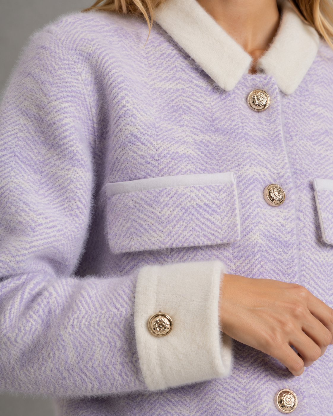 Gilet court col contrastant rose, détail boutons dorés