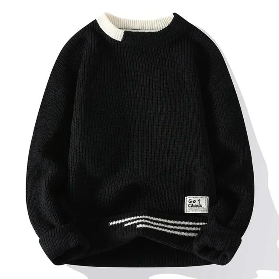 Zoom sur le col et la coupe loose du pull homme