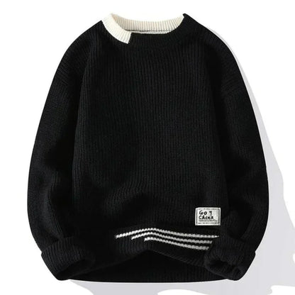 Zoom sur le col et la coupe loose du pull homme