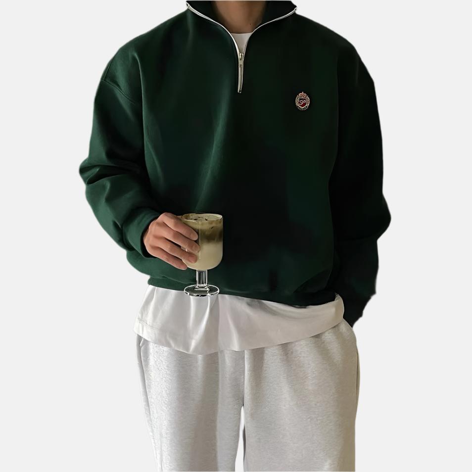 Gros plan sur le col à fermeture demi-zip du pull en coton homme
