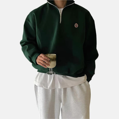 Gros plan sur le col à fermeture demi-zip du pull en coton homme