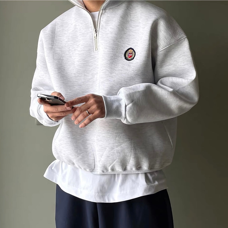Pull homme demi-zip en coton porté en situation décontractée