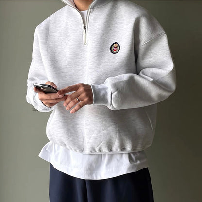 Pull homme demi-zip en coton porté en situation décontractée