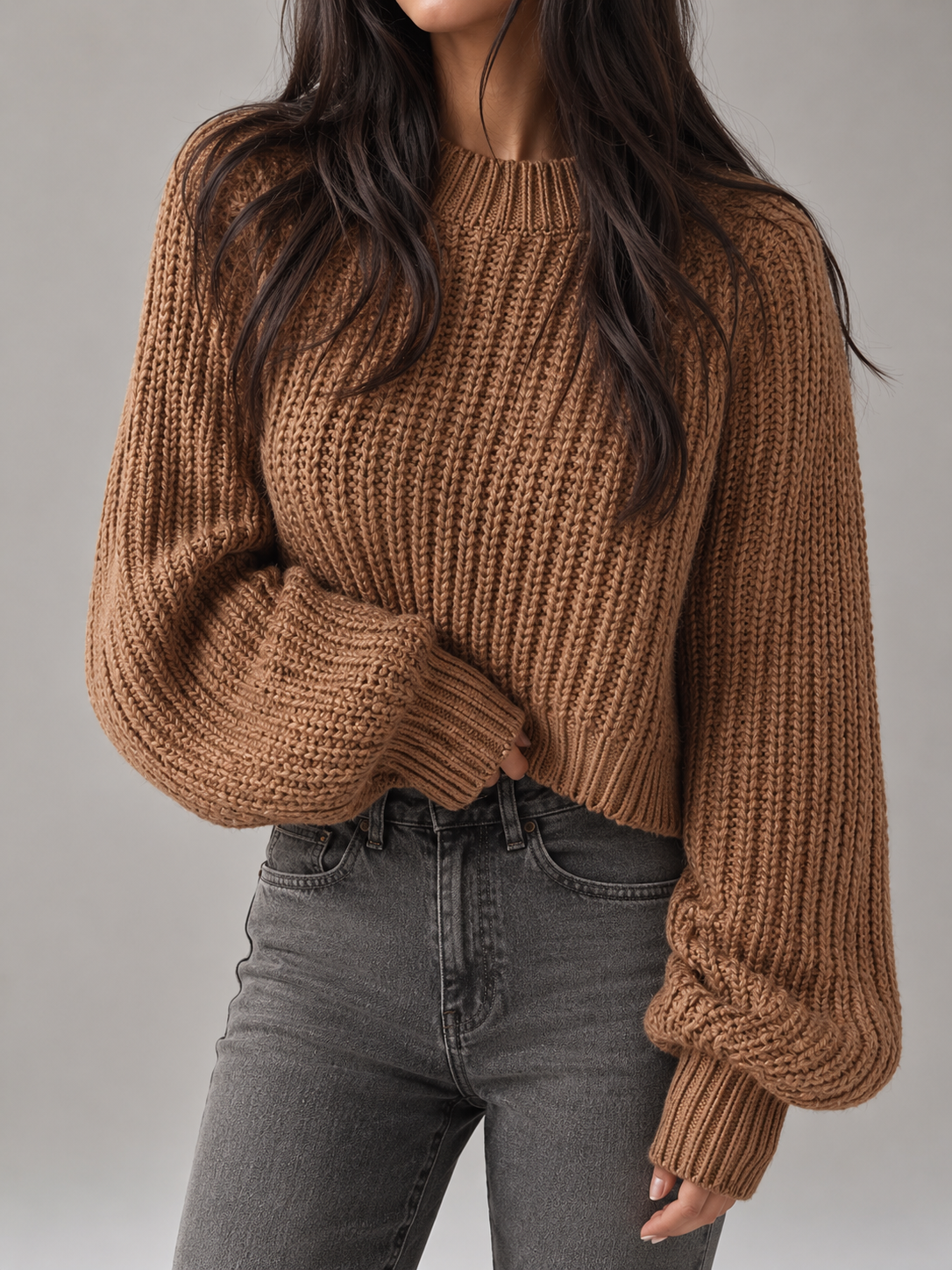 chandail oversize pour femme, porté avec une jupe mi-longue
