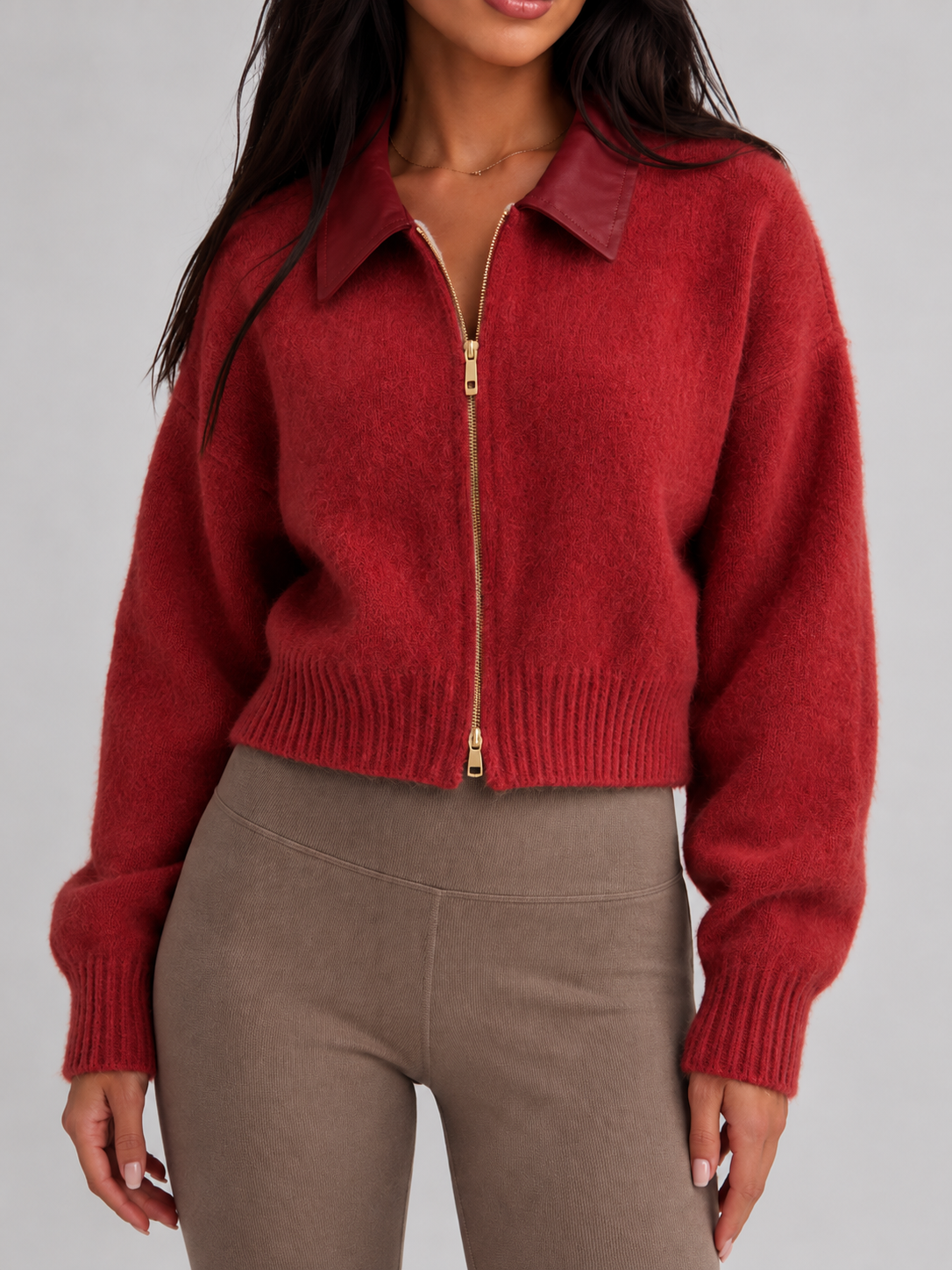 gilet en maille à zip pour femme, porté avec une robe