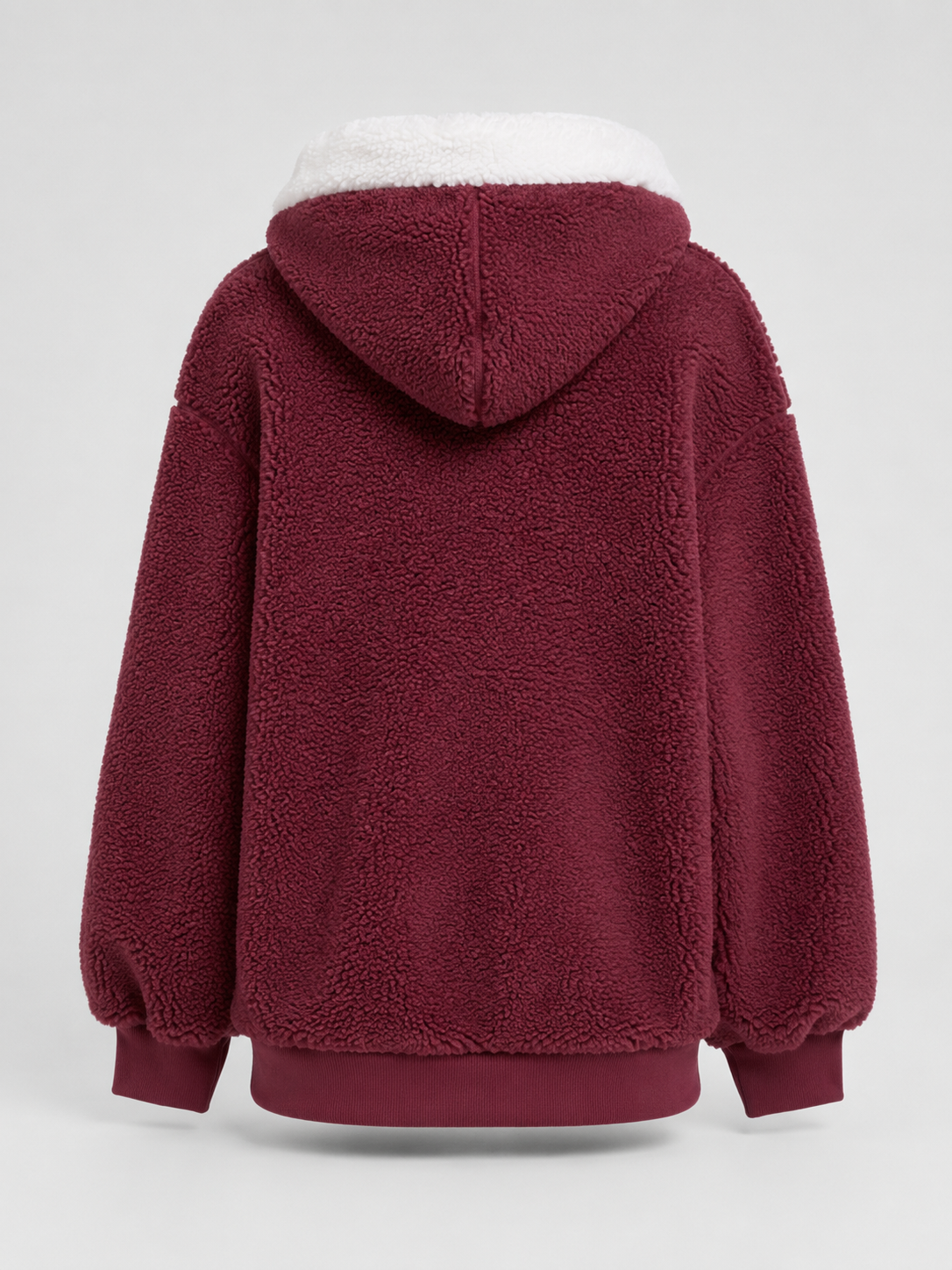 Veste matelassée pour femme à capuchon sherpa, modèle portant la veste