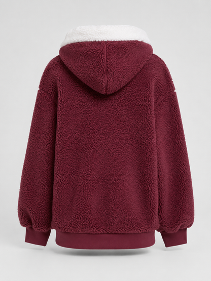 Veste matelassée pour femme à capuchon sherpa, modèle portant la veste