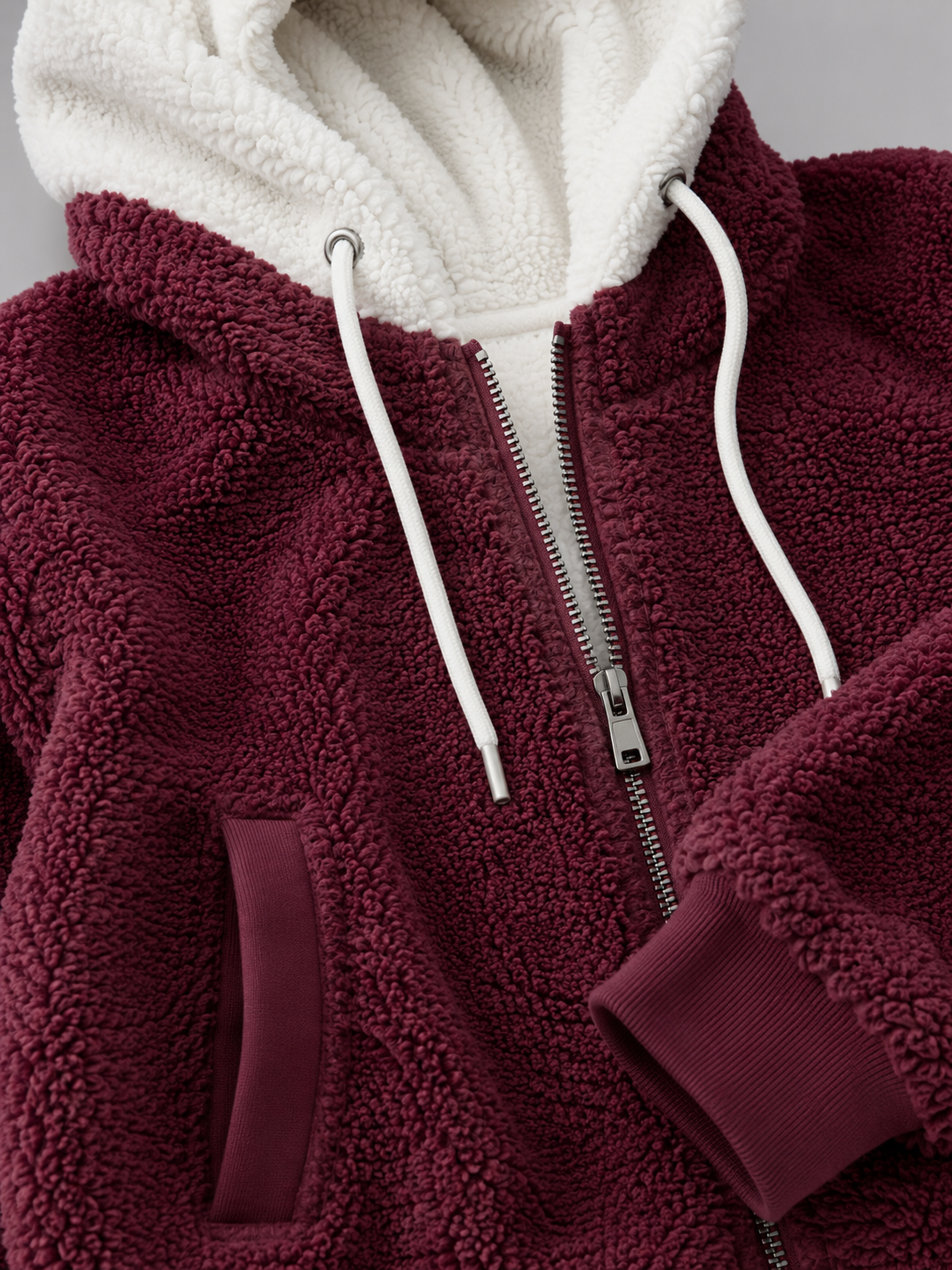 Veste matelassée pour femme à capuchon sherpa, modèle de face