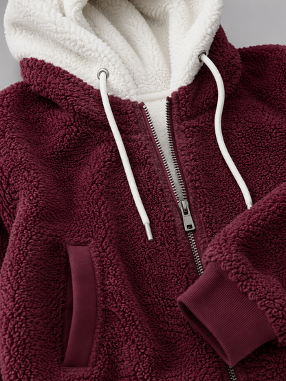 Veste matelassée pour femme à capuchon sherpa, modèle de face