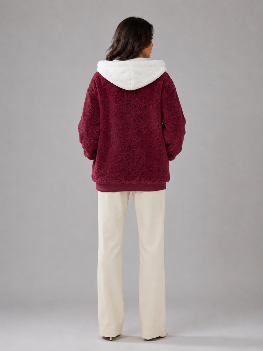 Veste matelassée pour femme à capuchon sherpa, détail de la manche