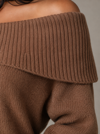 pull-over femme épaule dévoilée, modèle portant le pull-over