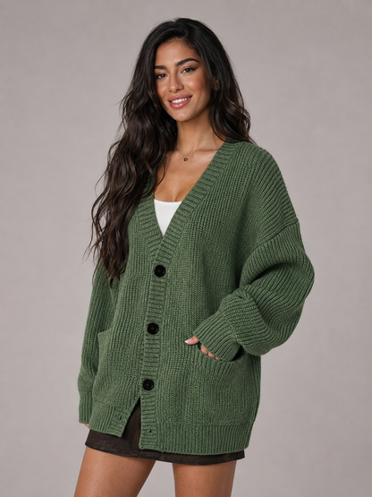 Gilet oversize en maille épaisse vert porté avec poches plaquées