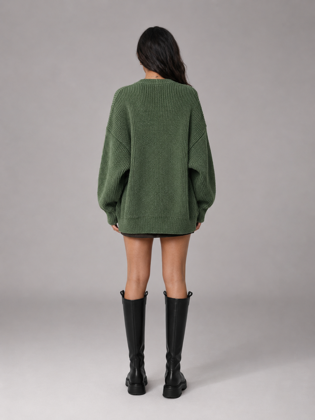 Cardigan oversize noir en maille épaisse avec boutons, vue de profil