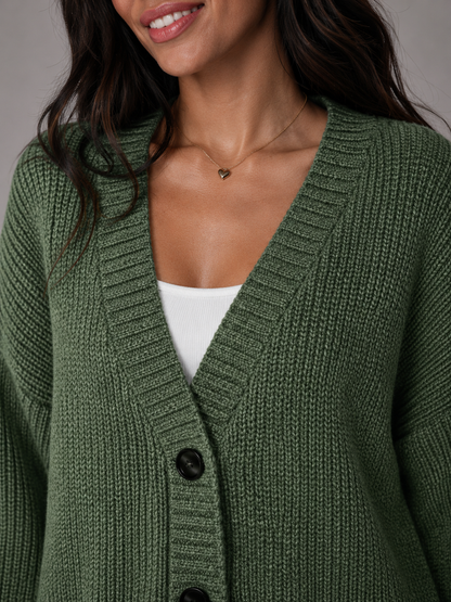 Cardigan oversize rouge en maille structurée, vue rapprochée sur le col V
