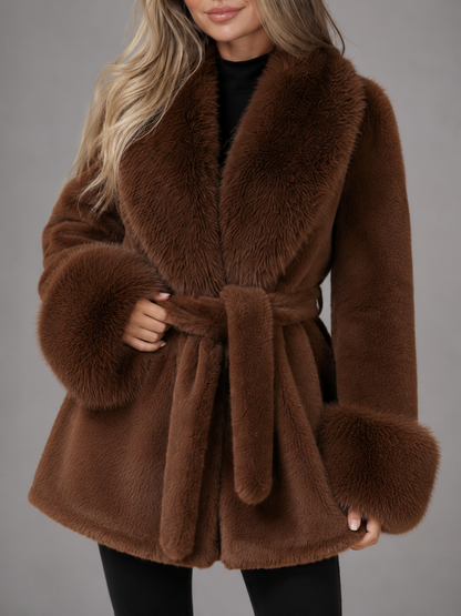 manteau femme à ceinture avec col en fausse fourrure, détail de la ceinture