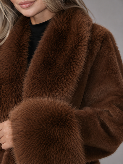 manteau femme à ceinture avec col en fausse fourrure, vue de côté